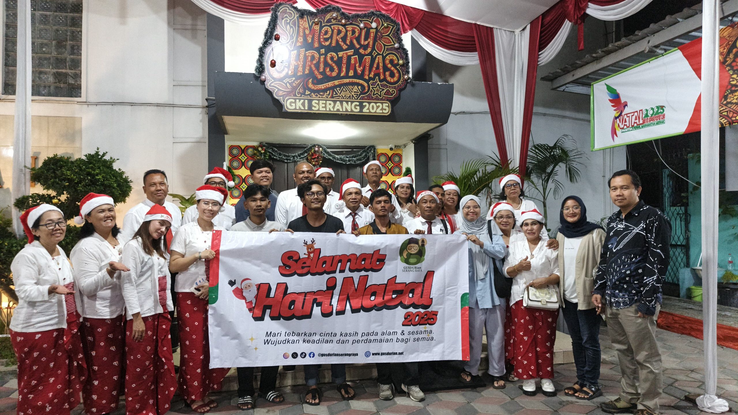 Penggerak GUSDURian Serang Raya menyambangi jemaat gereja di Kota Serang saat perayaan Natal 2025 sebagai simbol kerukunan dan toleransi antarumat beragama, Rabu, 24 Desember 2025