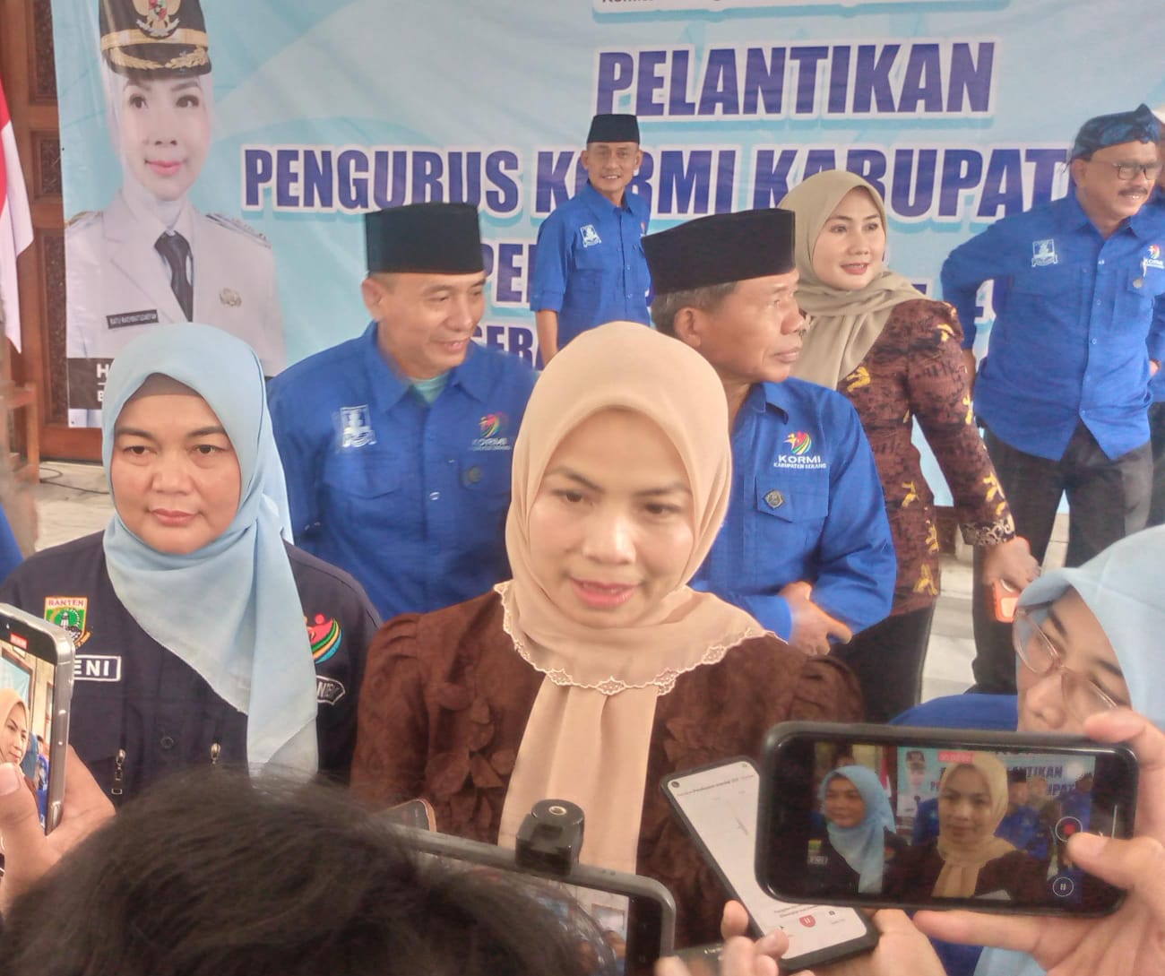 Banjir meluas di Kabupaten Serang merendam ratusan rumah warga. Pernyataan Bupati Ratu Rachmatuzakiyah soal laporan banjir menuai kritik di tengah kondisi darurat dan kebutuhan penanganan cepat.