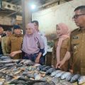 Gubernur Banten Andra Soni bersama Bupati Serang Ratu Zakiyah berdialog dengan pedagang saat inspeksi mendadak harga pangan di Pasar Ciruas, Kabupaten Serang, Selasa, 16 Desember 2025