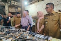 Gubernur Banten Andra Soni bersama Bupati Serang Ratu Zakiyah berdialog dengan pedagang saat inspeksi mendadak harga pangan di Pasar Ciruas, Kabupaten Serang, Selasa, 16 Desember 2025
