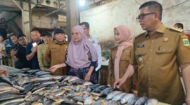 Gubernur Banten Andra Soni bersama Bupati Serang Ratu Zakiyah berdialog dengan pedagang saat inspeksi mendadak harga pangan di Pasar Ciruas, Kabupaten Serang, Selasa, 16 Desember 2025