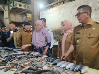 Gubernur Banten Andra Soni bersama Bupati Serang Ratu Zakiyah berdialog dengan pedagang saat inspeksi mendadak harga pangan di Pasar Ciruas, Kabupaten Serang, Selasa, 16 Desember 2025