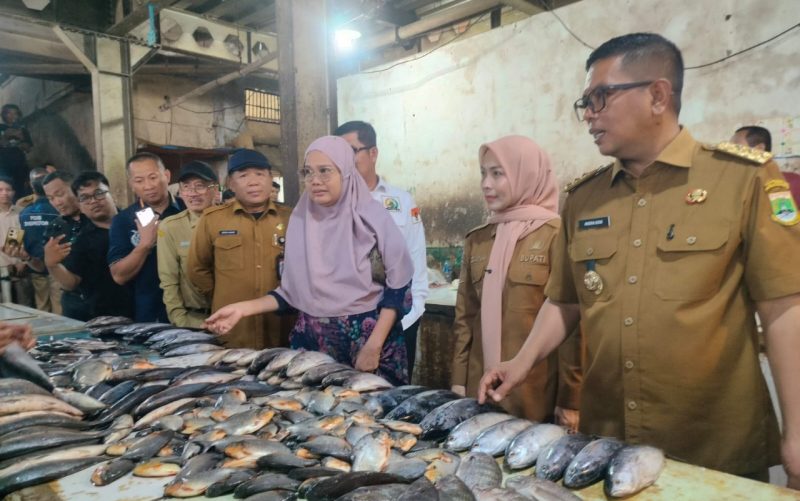 Gubernur Banten Andra Soni bersama Bupati Serang Ratu Zakiyah berdialog dengan pedagang saat inspeksi mendadak harga pangan di Pasar Ciruas, Kabupaten Serang, Selasa, 16 Desember 2025