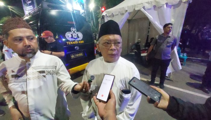 Ketua FKUB Kota Serang KH Matin Syarkowi bersama Gubernur Banten Andra Soni bersama Forkopimda, saat meninjau pengamanan ibadah Natal 2025 di salah satu gereja di Kota Serang, Rabu, 24 Desember 2025