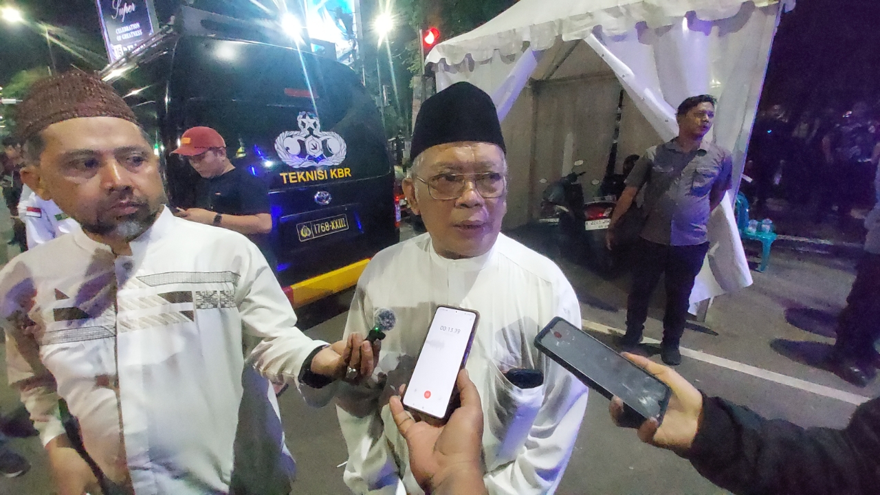 Ketua FKUB Kota Serang KH Matin Syarkowi bersama Gubernur Banten Andra Soni bersama Forkopimda, saat meninjau pengamanan ibadah Natal 2025 di salah satu gereja di Kota Serang, Rabu, 24 Desember 2025