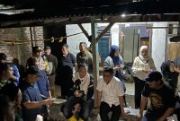 Gubernur Banten Andra Soni bersama Wali Kota Serang Budi Rustandi berdialog dengan warga saat meninjau lokasi banjir di Kecamatan Kasemen, Kota Serang, Jumat malam, 19 Desember 2025