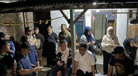 Gubernur Banten Andra Soni bersama Wali Kota Serang Budi Rustandi berdialog dengan warga saat meninjau lokasi banjir di Kecamatan Kasemen, Kota Serang, Jumat malam, 19 Desember 2025