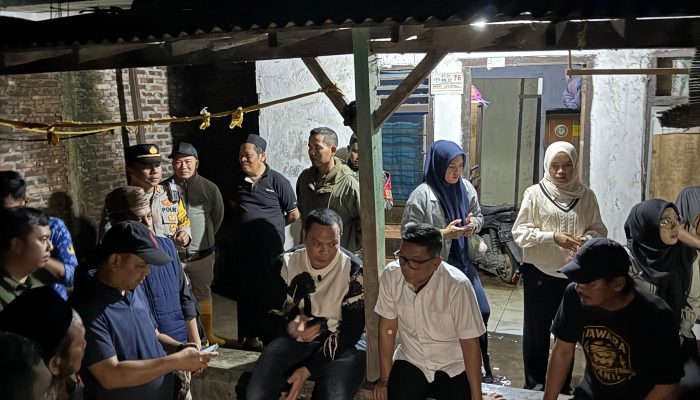 Gubernur Banten Andra Soni bersama Wali Kota Serang Budi Rustandi berdialog dengan warga saat meninjau lokasi banjir di Kecamatan Kasemen, Kota Serang, Jumat malam, 19 Desember 2025