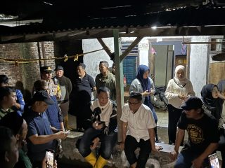 Gubernur Banten Andra Soni bersama Wali Kota Serang Budi Rustandi berdialog dengan warga saat meninjau lokasi banjir di Kecamatan Kasemen, Kota Serang, Jumat malam, 19 Desember 2025