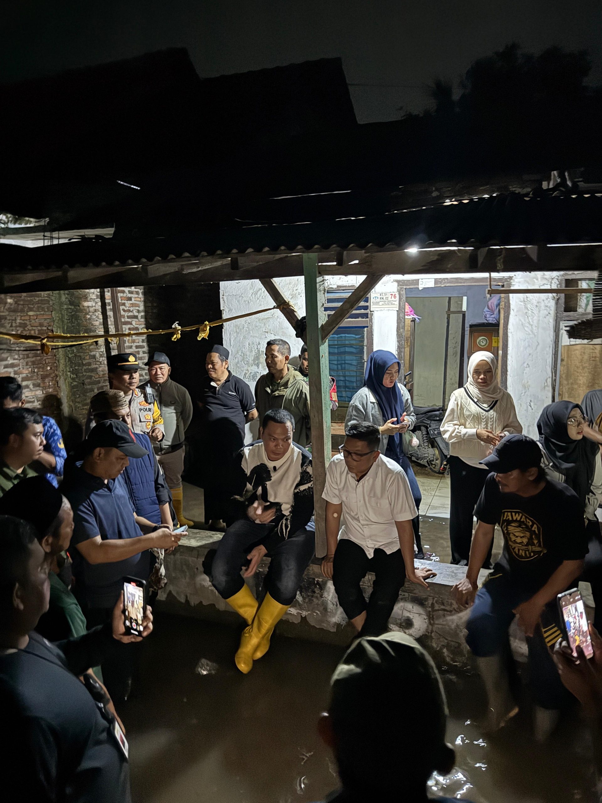 Gubernur Banten Andra Soni bersama Wali Kota Serang Budi Rustandi berdialog dengan warga saat meninjau lokasi banjir di Kecamatan Kasemen, Kota Serang, Jumat malam, 19 Desember 2025