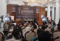Gubernur Banten Andra Soni bersama jajaran KPID Banten dan pimpinan DPRD usai menerima Anugerah Penyiaran KPID Banten 2025 di Gedung Negara, Kota Serang, Senin, 29 Desember 2025