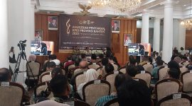 Gubernur Banten Andra Soni bersama jajaran KPID Banten dan pimpinan DPRD usai menerima Anugerah Penyiaran KPID Banten 2025 di Gedung Negara, Kota Serang, Senin, 29 Desember 2025