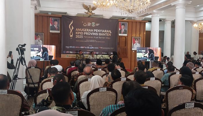 Gubernur Banten Andra Soni bersama jajaran KPID Banten dan pimpinan DPRD usai menerima Anugerah Penyiaran KPID Banten 2025 di Gedung Negara, Kota Serang, Senin, 29 Desember 2025