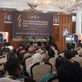 Gubernur Banten Andra Soni bersama jajaran KPID Banten dan pimpinan DPRD usai menerima Anugerah Penyiaran KPID Banten 2025 di Gedung Negara, Kota Serang, Senin, 29 Desember 2025