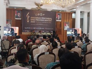 Gubernur Banten Andra Soni bersama jajaran KPID Banten dan pimpinan DPRD usai menerima Anugerah Penyiaran KPID Banten 2025 di Gedung Negara, Kota Serang, Senin, 29 Desember 2025