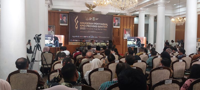 Gubernur Banten Andra Soni bersama jajaran KPID Banten dan pimpinan DPRD usai menerima Anugerah Penyiaran KPID Banten 2025 di Gedung Negara, Kota Serang, Senin, 29 Desember 2025