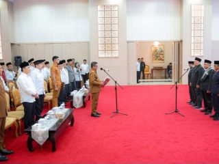 Gubernur Banten Andra Soni melantik pimpinan Baznas Provinsi Banten periode 2025–2030 di Pendopo Gubernur Banten, KP3B, Kota Serang, Senin, 29 Desember 2025