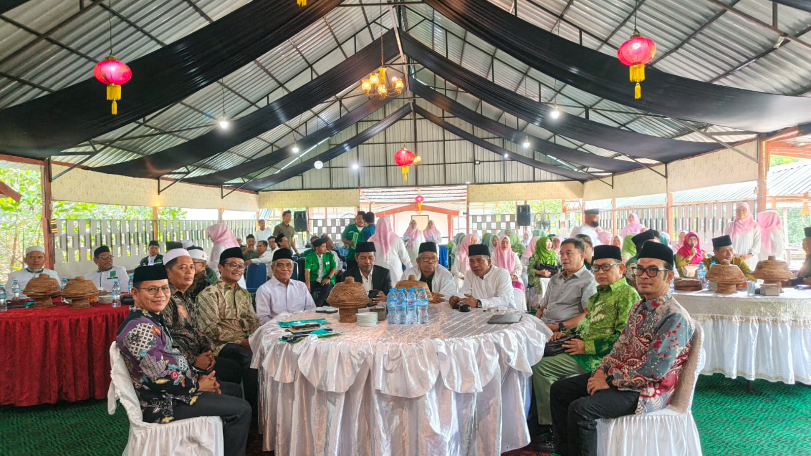 Prof Muhammad Ishom menyampaikan gagasan Mabadi Khoiru Ummah dalam forum Refleksi Akhir Tahun PWNU Sulawesi Tenggara di Kota Kendari, Minggu, 28 Desember 2025