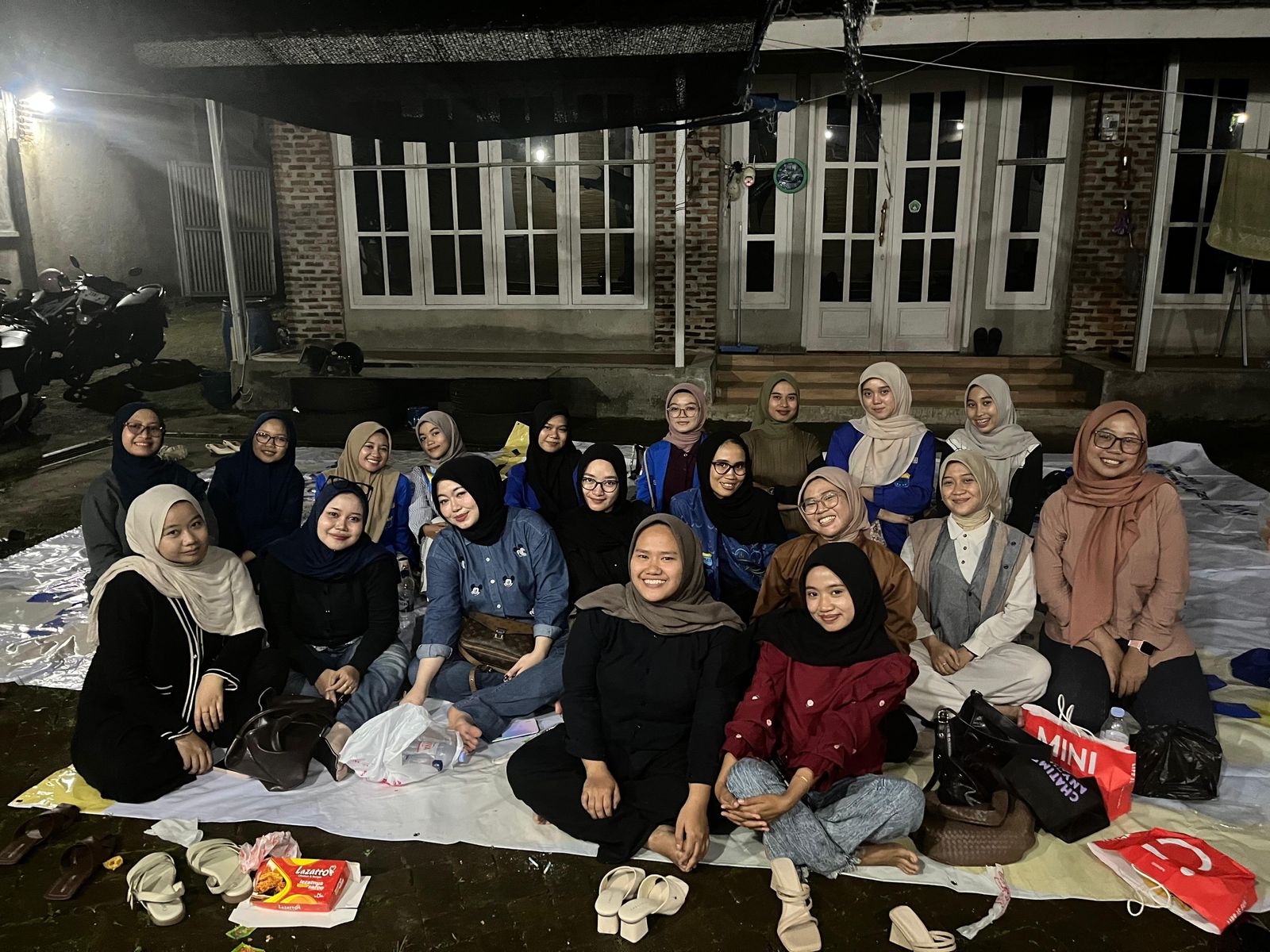 Jajaran Kopri PKC PMII Banten bersama ketua dan tim kaderisasi Kopri cabang se-Banten saat Rapat Dengar Pendapat di Kota Serang, Kamis, 25 Desember 2025