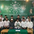 Jajaran pimpinan PCNU Kota Serang saat membacakan pernyataan sikap terkait polemik dualisme kepemimpinan PBNU di Kantor PCNU Kota Serang, Lingkungan Kahuripan, Cipocok Jaya, Rabu 17 Desember 2025