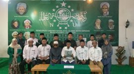 Jajaran pimpinan PCNU Kota Serang saat membacakan pernyataan sikap terkait polemik dualisme kepemimpinan PBNU di Kantor PCNU Kota Serang, Lingkungan Kahuripan, Cipocok Jaya, Rabu 17 Desember 2025