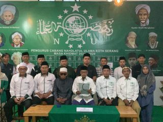 Jajaran pimpinan PCNU Kota Serang saat membacakan pernyataan sikap terkait polemik dualisme kepemimpinan PBNU di Kantor PCNU Kota Serang, Lingkungan Kahuripan, Cipocok Jaya, Rabu 17 Desember 2025