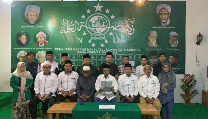 Jajaran pimpinan PCNU Kota Serang saat membacakan pernyataan sikap terkait polemik dualisme kepemimpinan PBNU di Kantor PCNU Kota Serang, Lingkungan Kahuripan, Cipocok Jaya, Rabu 17 Desember 2025