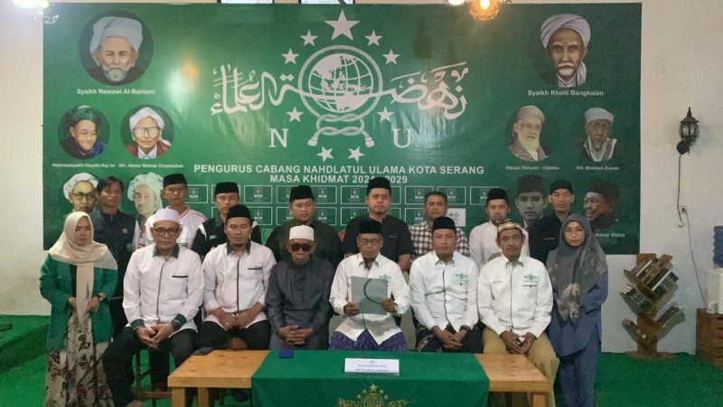 Jajaran pimpinan PCNU Kota Serang saat membacakan pernyataan sikap terkait polemik dualisme kepemimpinan PBNU di Kantor PCNU Kota Serang, Lingkungan Kahuripan, Cipocok Jaya, Rabu 17 Desember 2025