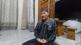 KH Achmad Moenifi, tokoh agama Kecamatan Taktakan, Kota Serang, saat memberikan penjelasan terkait polemik ucapan Selamat Natal di tengah masyarakat majemuk, Selasa 30 Desember 2025