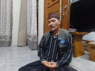 KH Achmad Moenifi, tokoh agama Kecamatan Taktakan, Kota Serang, saat memberikan penjelasan terkait polemik ucapan Selamat Natal di tengah masyarakat majemuk, Selasa 30 Desember 2025