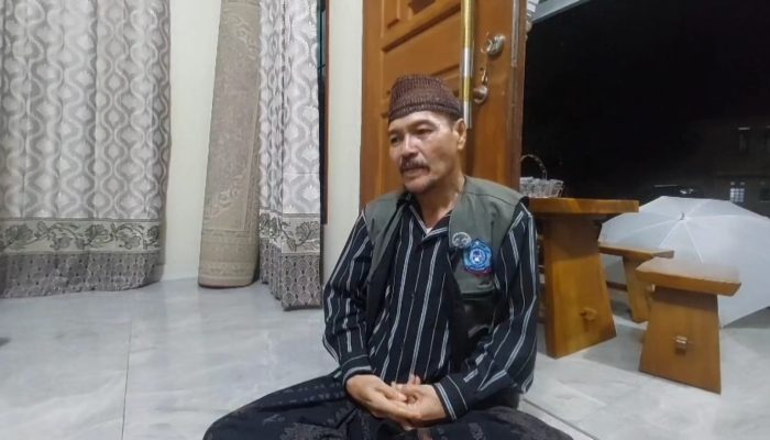KH Achmad Moenifi, tokoh agama Kecamatan Taktakan, Kota Serang, saat memberikan penjelasan terkait polemik ucapan Selamat Natal di tengah masyarakat majemuk, Selasa 30 Desember 2025