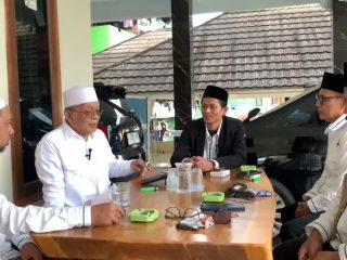 KH Matin Syarkowi, ulama Banten dan A’wan PBNU, memberikan keterangan terkait hasil Musyawarah Kubro Lirboyo melalui Zoom dari Kota Serang, Minggu, 21 Desember 2025