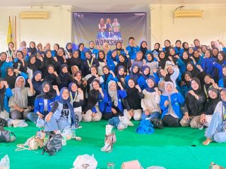 Kader KOPRI PK PMII UIN Sultan Maulana Hasanuddin Banten berfoto bersama dalam rangkaian peringatan Harlah KOPRI ke-58 di Kantor PWNU Provinsi Banten, Serang, 14 Desember 2025.