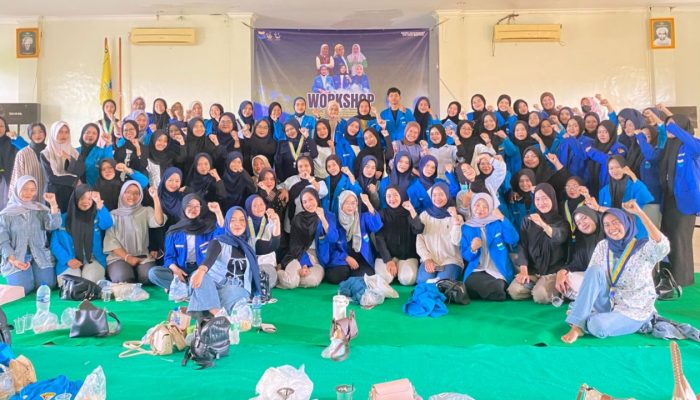 Kader KOPRI PK PMII UIN Sultan Maulana Hasanuddin Banten berfoto bersama dalam rangkaian peringatan Harlah KOPRI ke-58 di Kantor PWNU Provinsi Banten, Serang, 14 Desember 2025.