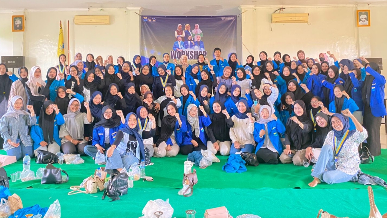 Kader KOPRI PK PMII UIN Sultan Maulana Hasanuddin Banten berfoto bersama dalam rangkaian peringatan Harlah KOPRI ke-58 di Kantor PWNU Provinsi Banten, Serang, 14 Desember 2025.