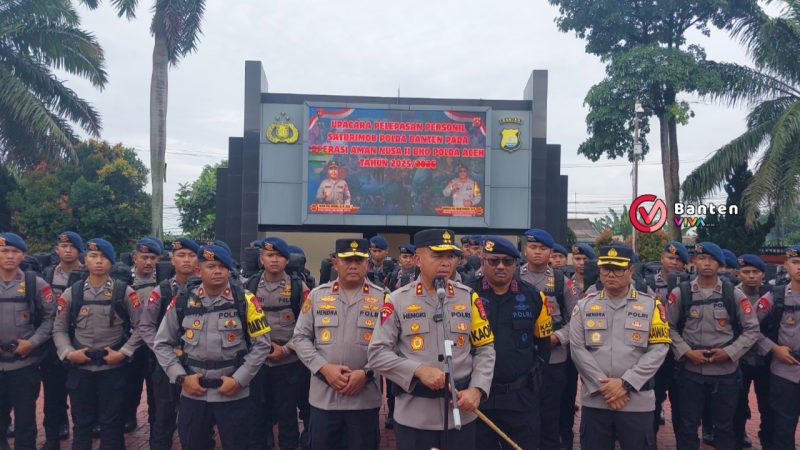 Kapolda Banten Irjen Pol Hengki memimpin apel pelepasan 100 personel Brimob Polda Banten yang akan diberangkatkan ke Aceh dalam rangka Operasi Aman Nusa 2, Jumat, 26 Desember 2025