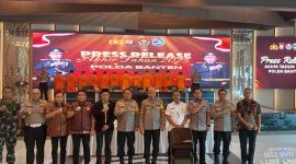 Kapolda Banten Irjen Pol Hengki saat menyampaikan Press Release Akhir Tahun 2025 di Serang, disaksikan pejabat utama Polda dan insan pers.