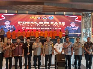 Kapolda Banten Irjen Pol Hengki saat menyampaikan Press Release Akhir Tahun 2025 di Serang, disaksikan pejabat utama Polda dan insan pers.