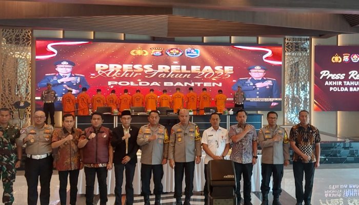 Kapolda Banten Irjen Pol Hengki saat menyampaikan Press Release Akhir Tahun 2025 di Serang, disaksikan pejabat utama Polda dan insan pers.