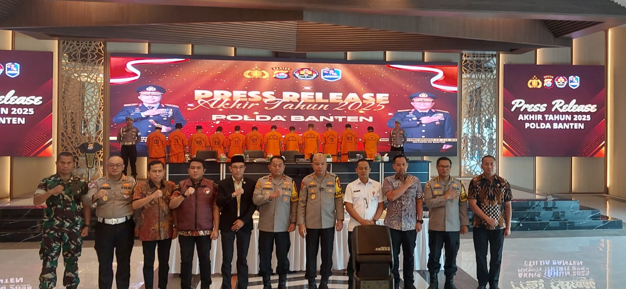 Kapolda Banten Irjen Pol Hengki saat menyampaikan Press Release Akhir Tahun 2025 di Serang, disaksikan pejabat utama Polda dan insan pers.