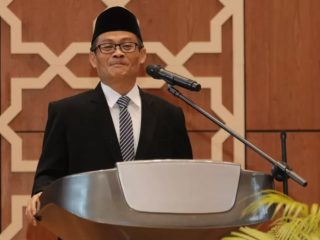 Kayu gelondongan terdampar di kawasan permukiman warga usai banjir, memunculkan perbincangan tentang pemanfaatannya menurut hukum Islam, Rektor UIN SMH Banten Prof Muhammad Ishom