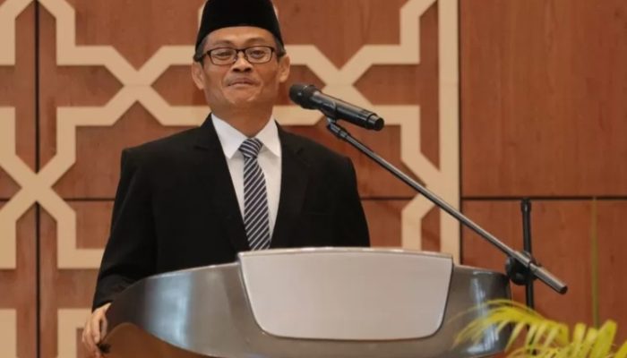 Kayu gelondongan terdampar di kawasan permukiman warga usai banjir, memunculkan perbincangan tentang pemanfaatannya menurut hukum Islam, Rektor UIN SMH Banten Prof Muhammad Ishom