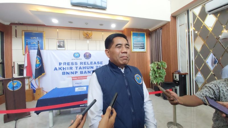 Kepala BNN Provinsi Banten Brigjen Pol Rohmad Nursahid saat menyampaikan rilis akhir tahun pengungkapan kasus narkotika 2025 di Kantor BNN Banten, Kota Serang, Senin, 22 Desember 2025.