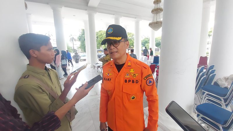 Kepala BPBD Kabupaten Serang, Ajat menyampaikan telah mengirim personil yang di bantu oleh para relawan dan juga TNI/Polri serta pemerintah daerah untuk menanggulangi bencana banjir tersebut.