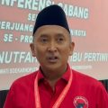 Ketua DPD PDIP Banten Ade Sumardi menerima surat keputusan pengukuhan dari DPP PDIP dalam Konferda dan Konfercab di GSG Hj. Megawati Soekarnoputri, Kota Serang, Jumat, 12 Desember 2025