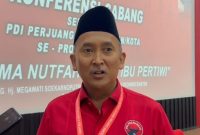 Ketua DPD PDIP Banten Ade Sumardi menerima surat keputusan pengukuhan dari DPP PDIP dalam Konferda dan Konfercab di GSG Hj. Megawati Soekarnoputri, Kota Serang, Jumat, 12 Desember 2025