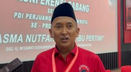 Ketua DPD PDIP Banten Ade Sumardi menerima surat keputusan pengukuhan dari DPP PDIP dalam Konferda dan Konfercab di GSG Hj. Megawati Soekarnoputri, Kota Serang, Jumat, 12 Desember 2025