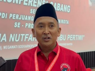 Ketua DPD PDIP Banten Ade Sumardi menerima surat keputusan pengukuhan dari DPP PDIP dalam Konferda dan Konfercab di GSG Hj. Megawati Soekarnoputri, Kota Serang, Jumat, 12 Desember 2025