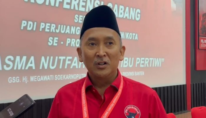 Ketua DPD PDIP Banten Ade Sumardi menerima surat keputusan pengukuhan dari DPP PDIP dalam Konferda dan Konfercab di GSG Hj. Megawati Soekarnoputri, Kota Serang, Jumat, 12 Desember 2025