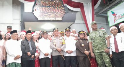Ketua FKUB Kota Serang KH Matin Syarkowi menyampaikan ceramah toleransi lintas iman dalam perayaan Natal 2025 di Gereja Kristen Indonesia (GKI) Serang, Rabu, 24 Desember 2025